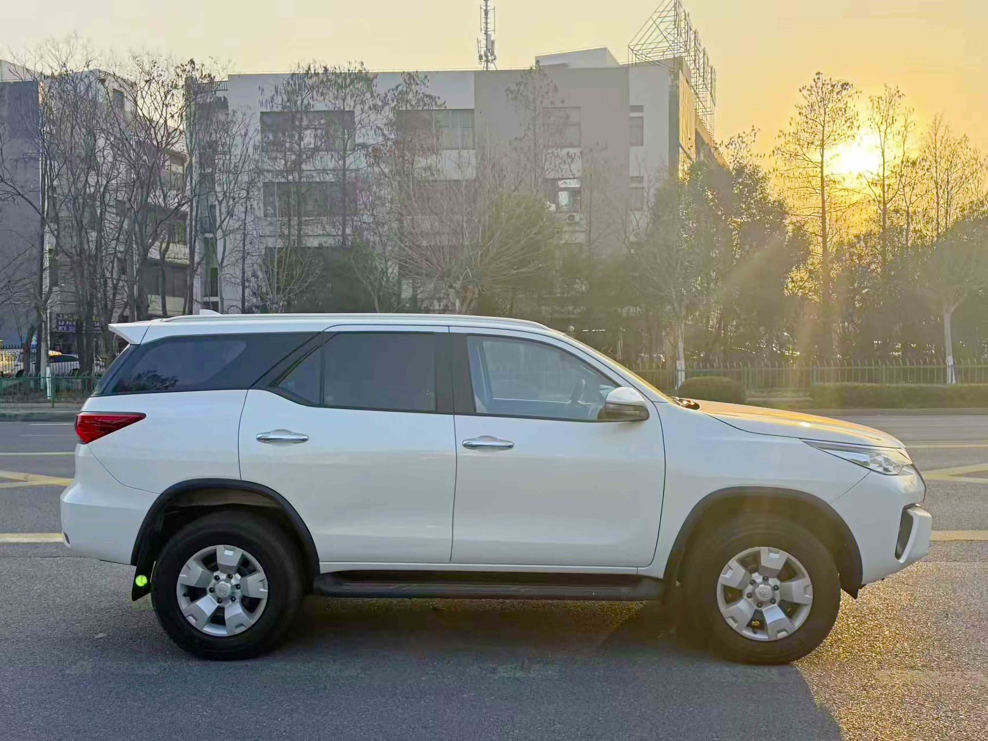 Toyota FORTUNER 2018 miniature 3
