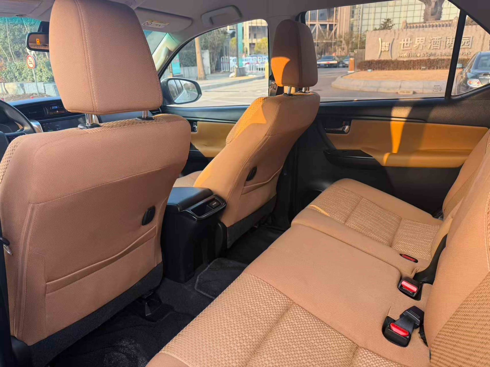 Toyota FORTUNER 2018 miniature 4