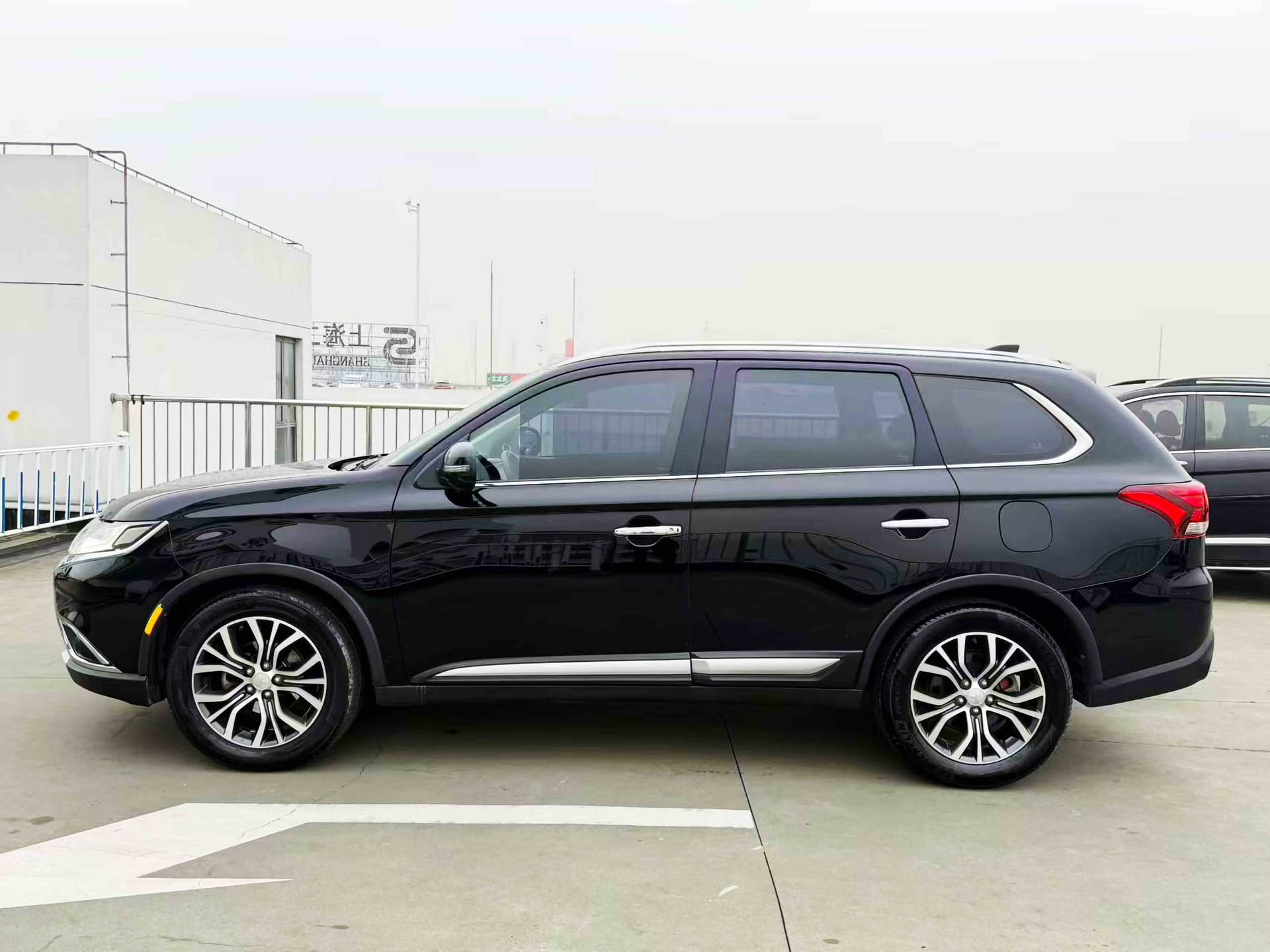 Mitsubishi OUTLANDER 2017 miniature 2