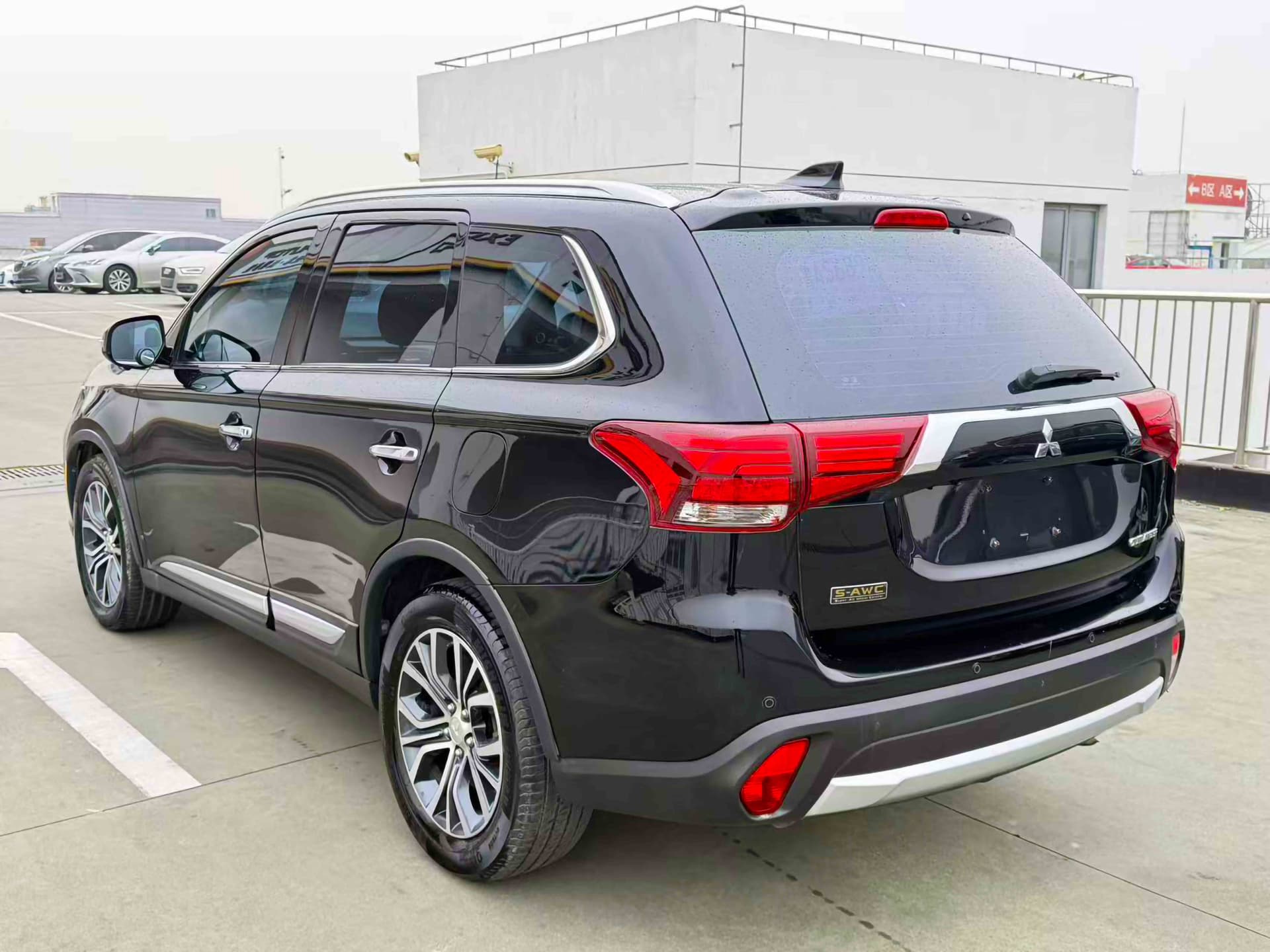Mitsubishi OUTLANDER 2017 miniature 3