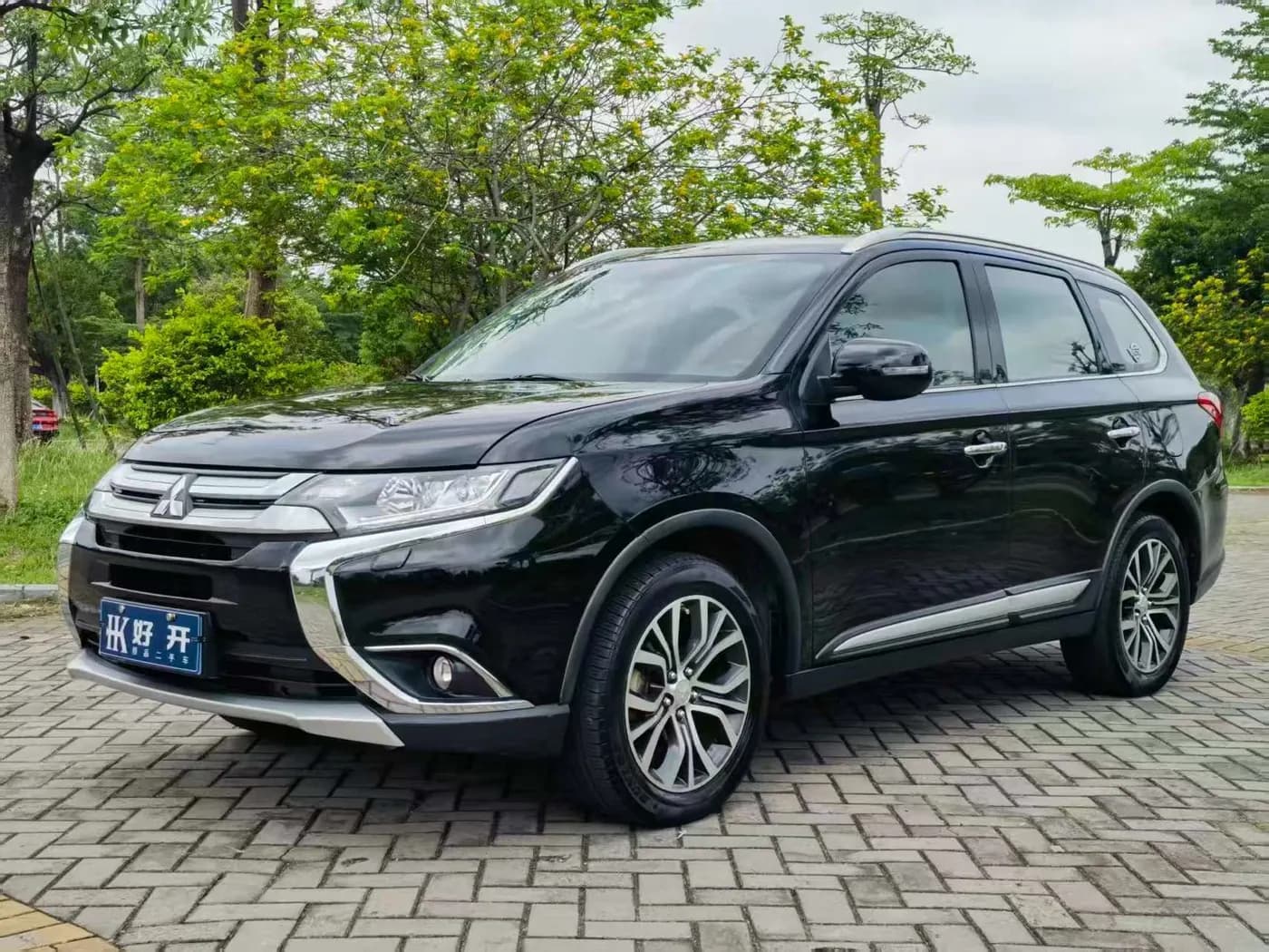 Mitsubishi OUTLANDER 2017 miniature 2