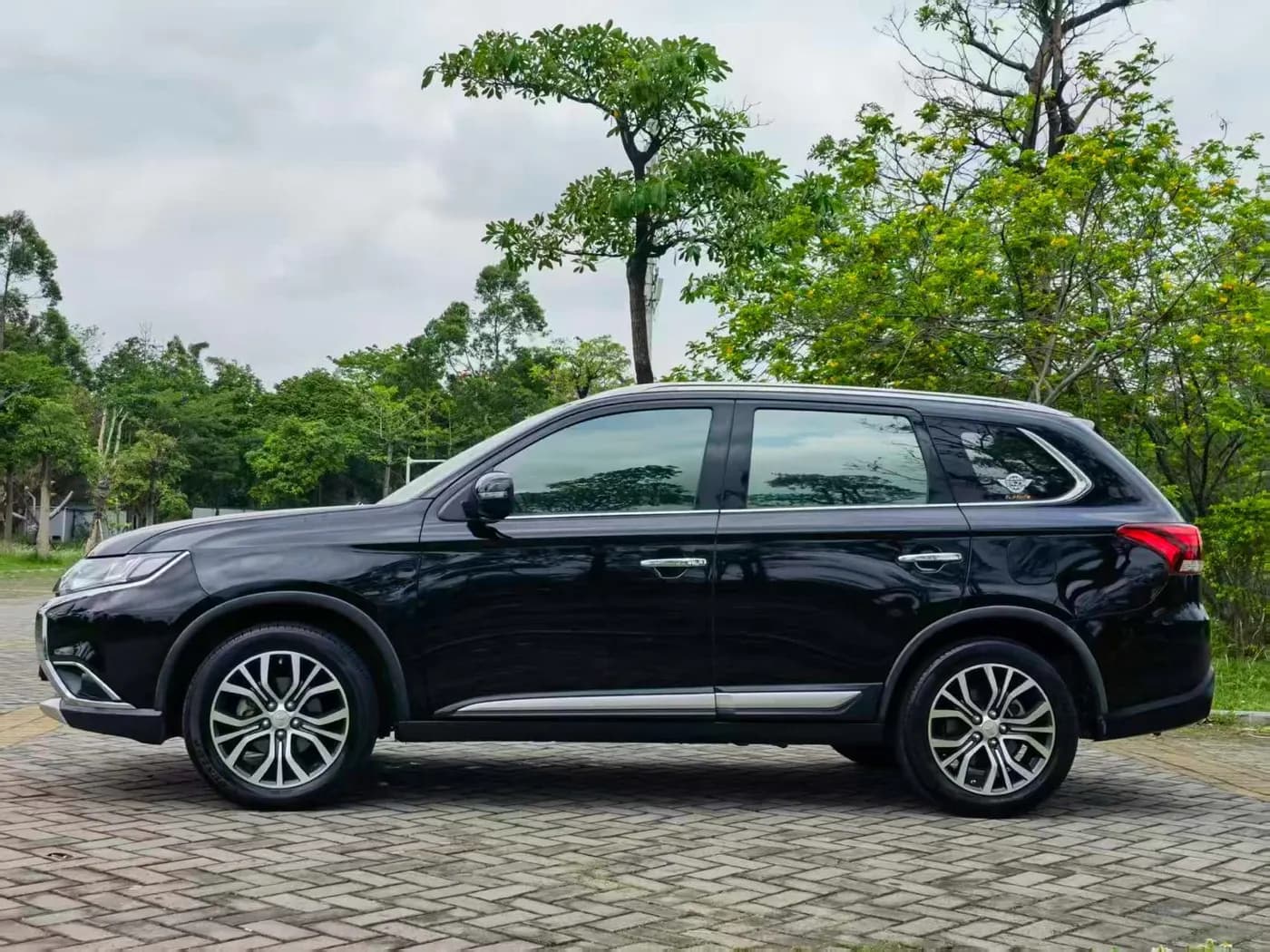 Mitsubishi OUTLANDER 2017 miniature 4