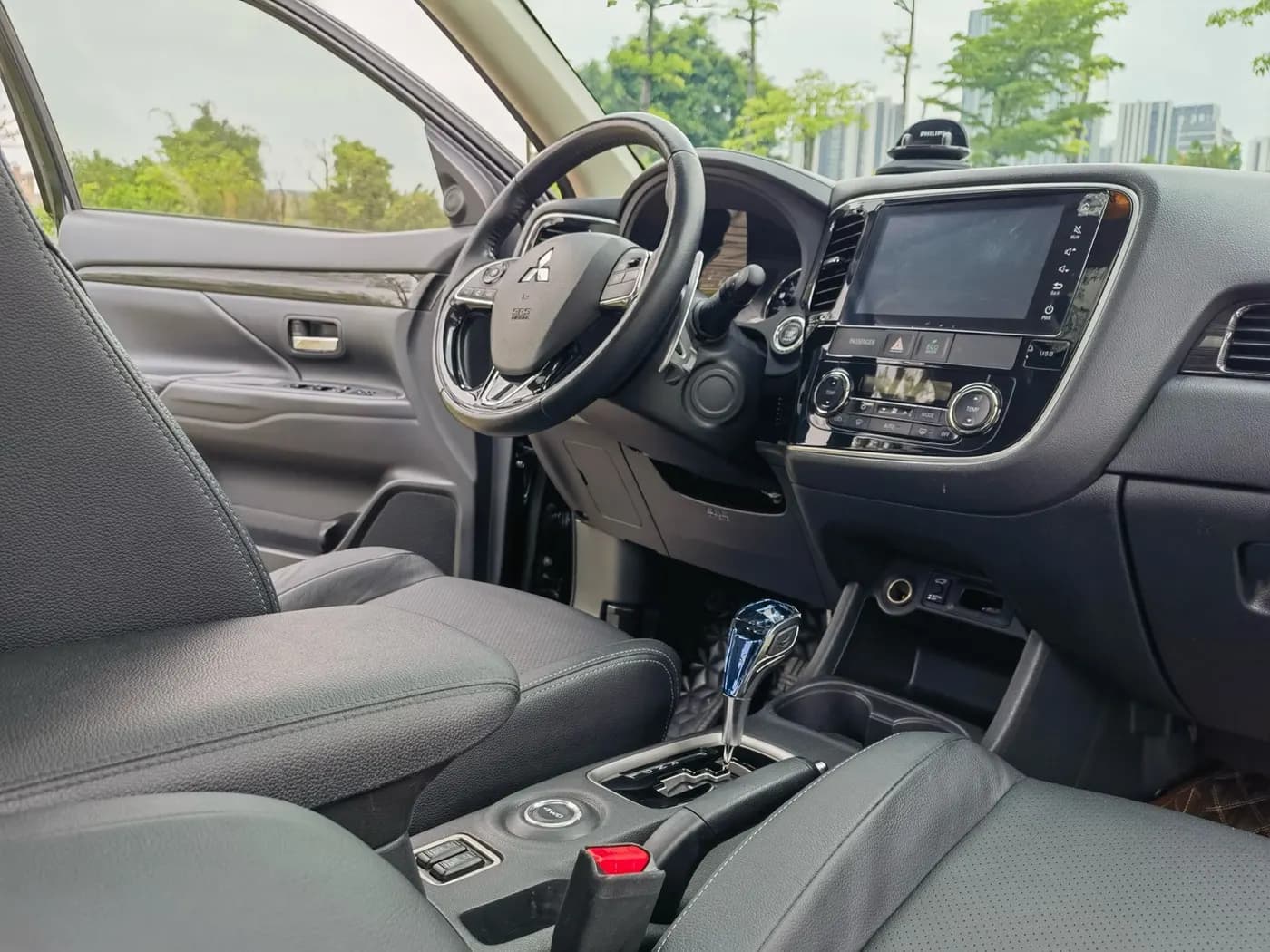 Mitsubishi OUTLANDER 2017 miniature 8